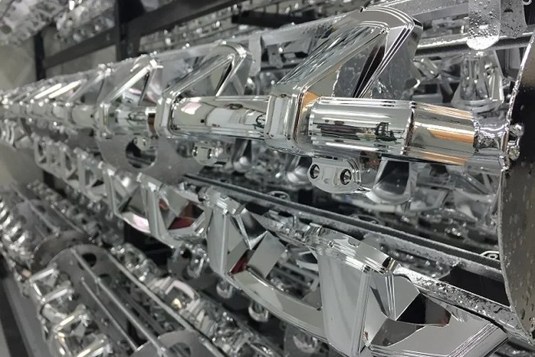 Metallisierte Leuchtenkomponenten auf einem Produktionsgestell im Vesimentor-Werk.